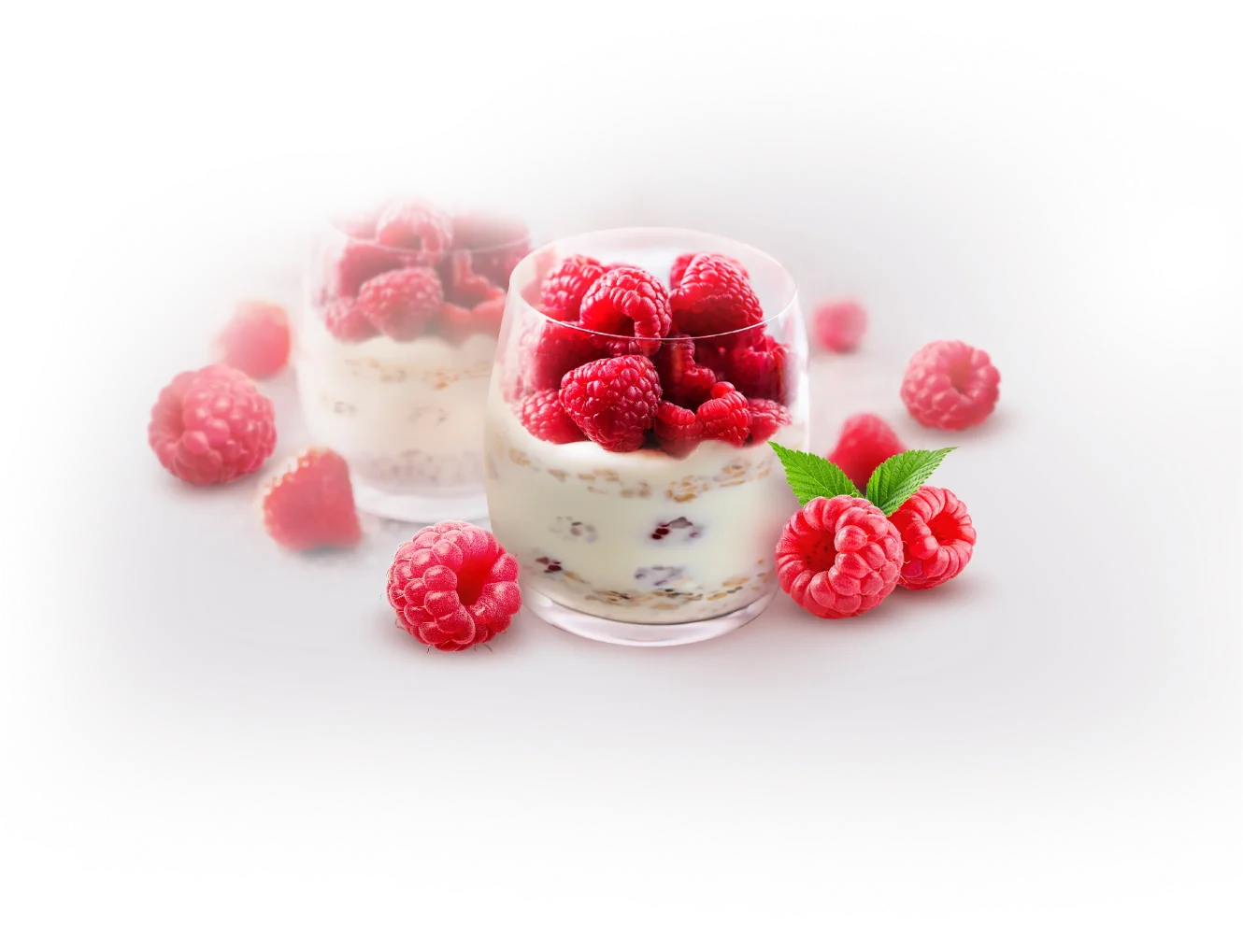 Десерт из&nbsp;малины с&nbsp;печеньем и&nbsp;греческим йогуртом